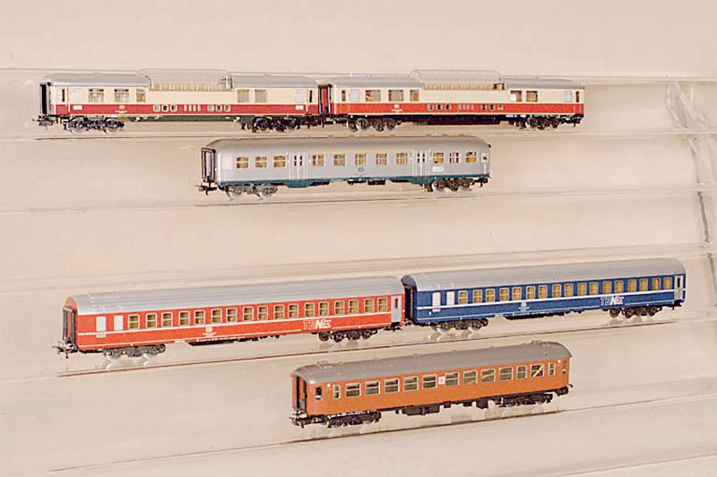 Konvolut 8 Personenwagen, MÄrklin, 80er Jahre, Spur HO, 2 x 4090 (TEE), 2 x 4099, 2 x 4158, 4159 und 4160, im orig. Karton, min. bespielt