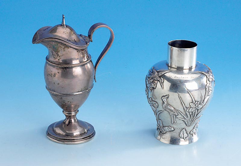 Vase, Silber, China um 1900, Hersteller: Uenwu, chinesische Schriftzeichen, Darst.: Iris & Reiher in stiltyp. Marnier um 1900, Inschrift: ...