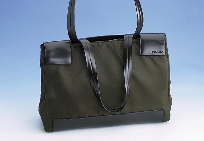 PRADA-Handtasche, Leder/Nylon tundragrÜn, Innenunterteilung, AuthentizitÄtskarte, neuwertig, orig. Staubbeutel, 24 x 33 cm, NP ca. EUR 1200.-