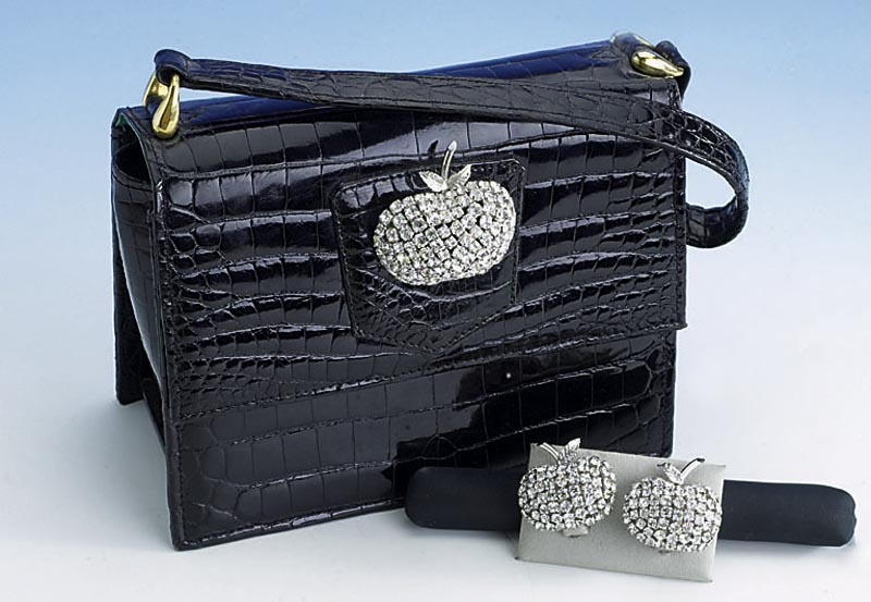 Kleine Krokodillederhandtasche, schwarzes Glanzleder, Schließe mit Swarovsky-Strass- besat in Apfelform v. CHRISTIAN DIOR, 1971, abnehmbar und ...