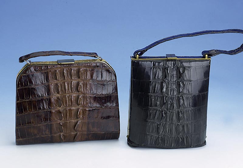 Konvolut 2 Krokodillederhandtaschen, 30er Jahre, Farmalligator, 1 x schwarz, 1 x braun, ca. 18 x 16 cm bzw. ca. 21.5 x 17 cm, bÜgel mit ...