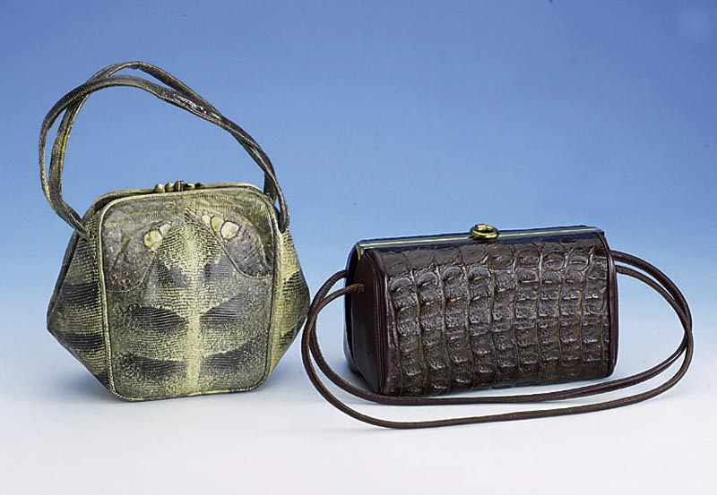 Konvolut 2 Handtaschen: 1 x Leguan 20er Jahre, Verschluß in stil. Herzform, altersbed. Gebr.-sp., ca. 17 x 20 cm; 1 x Farmalligator Front und ...