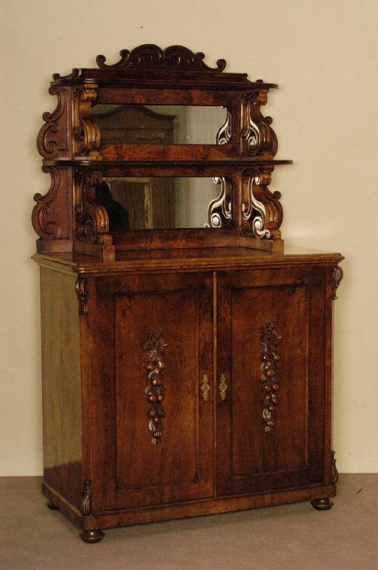 AufsatzmÖbel, Elsaß/Lothringen, um 1860, Korpus Weichholz, Pappel und Kiefer, Front auf Rahmen gearbeitet, Nußbaum- bzw. Wurzelnußfurnier ...