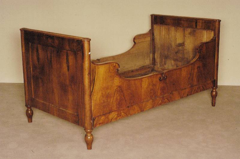 SpÄtbiedermeierbett, deutsch, um 1830/35, Kopf- und Fußteil auf Rahmen gearbeitet, 3/4-runde Pfosten, Beine gedrechselt, Nußbaum massiv, ...
