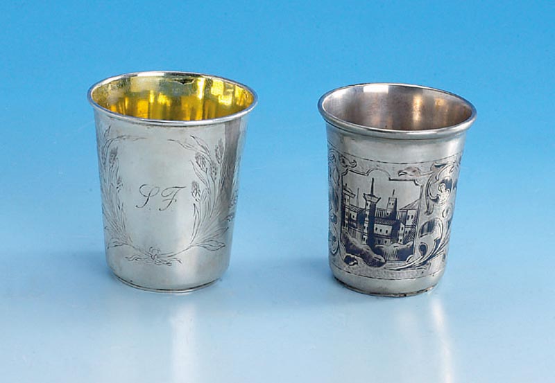 Becher, Rußland, Moskau um 1870, 84er Silber tauschiert, Darst. in Kartuschen: Kirche und Rocaillen, berieben, H 6.5 cm, Meistermarke nicht ...