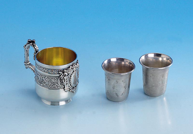 Konvolut 2 Kidush-Becher, Rußland um 1910, 84er Silber, graviert, Gebr.-Spuren, H ca. 4.5 cm