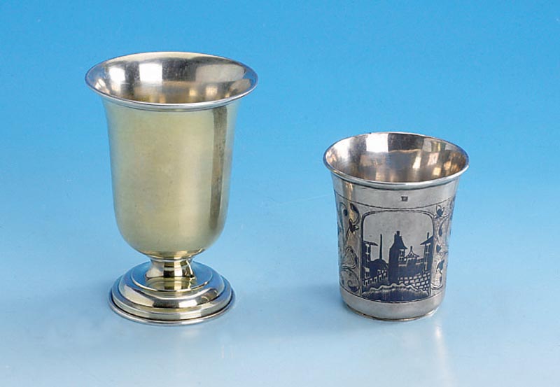 Wodka-Becher, Moskau um 1892, 84er Silber, tauschiert (ber.), in Kartusche: Kirche und AmtsgebÄude, H ca. 6.5 cm, verbeult, Meistermarke nicht ...