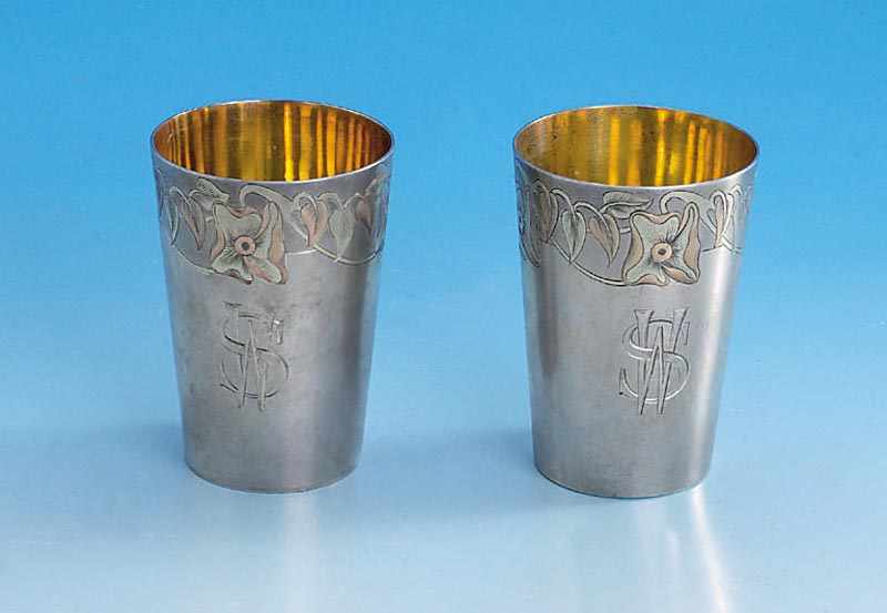 Becher, Moskau zw. 1910-1917, 84er Silber, 5. Artel, innenvergoldet, fein graviert, Jugendstil, RoseG und GG-Auflage, Namesmonogr. WS, H ca. 8 cm, ...