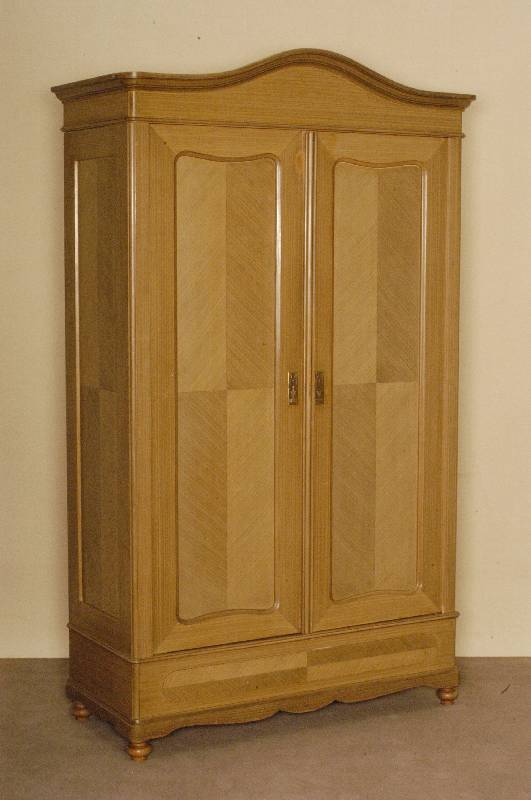 Kleiderschrank, deutsch, um 1900, Barockstil, Korpus Weichholz, komplett auf Rahmen gearbeitet, Nußbaumfurnier, fischgrÄtenÄhnlich verlegt, ...