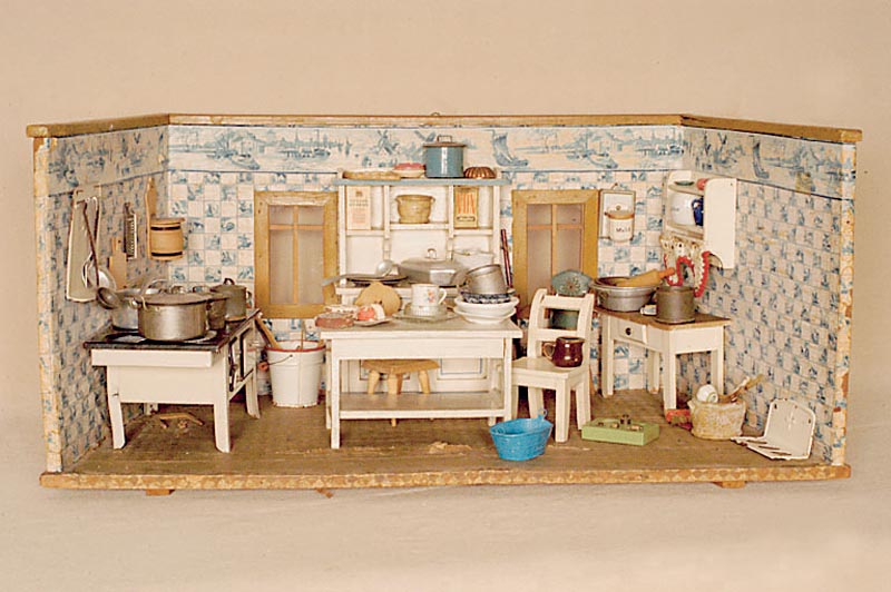 PuppenkÜche, deutsch, um 1910/20, HolzgehÄuse, mit vielen TÖpfen und GefÄßen, z .T Steingut und Email, HÄngeregal, KÜchenschrank, 2 Tische, ...