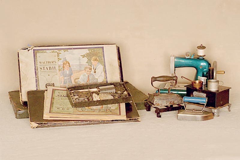 Konvolut verschiedene PuppengerÄtschaften, 30er-50er Jahre, 2 KinderbÜgeleisen, Blechofen mit Zubeh. fÜr eine Puppenstube, KindernÄhmaschine ...