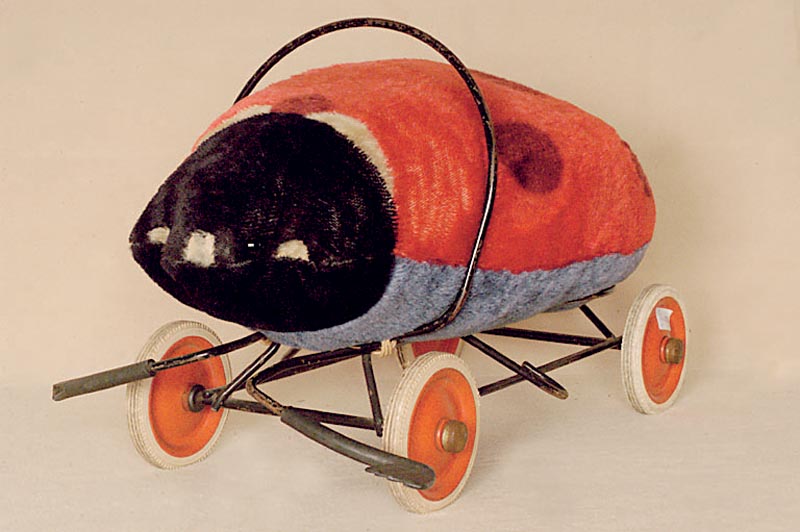 Reit-MarienkÄfer, Steiff, 60er/70er Jahre, auf ExzenterrÄdern, ohne Knopf und Fahne, ein FÜhler besch., Gebr.-Spuren, L. ca. 50 cm, H. ca. 30 cm