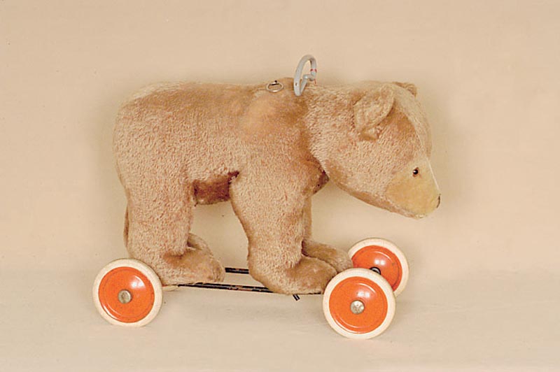ReitbÄr, Steiff, um 1950, gummibereifte ScheibenrÄdern, mit Zugstimme (diese defekt) und Haltegriff, Lederhalsband fehlt, H. ohne GestÄnge ca. ...