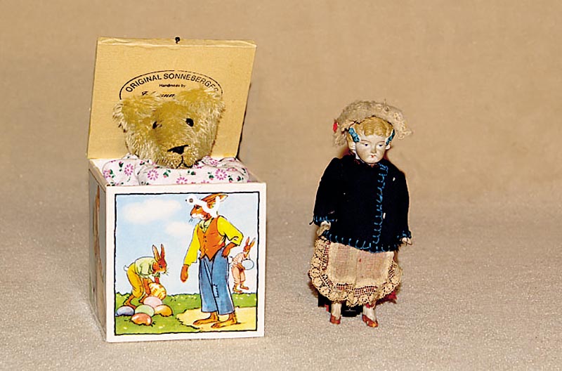 Parianpuppe, deutsch, um 1880/90, Biskuitporzellan, Kleidung aus der Zeit, Steifgelenke, geschlossener Mund, Arme und Beine beweglich, H. ca. 13 cm