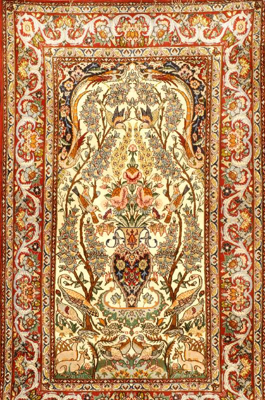 Esfahan fein, Persien, ca. 30 Jahre, Korkwolle mit und auf Seide, ca. 167 x 104 cm, SchÄtzwert: 2500.- EURO, EHZ: 2-3. Feiner KnÜp fteppich mit ...