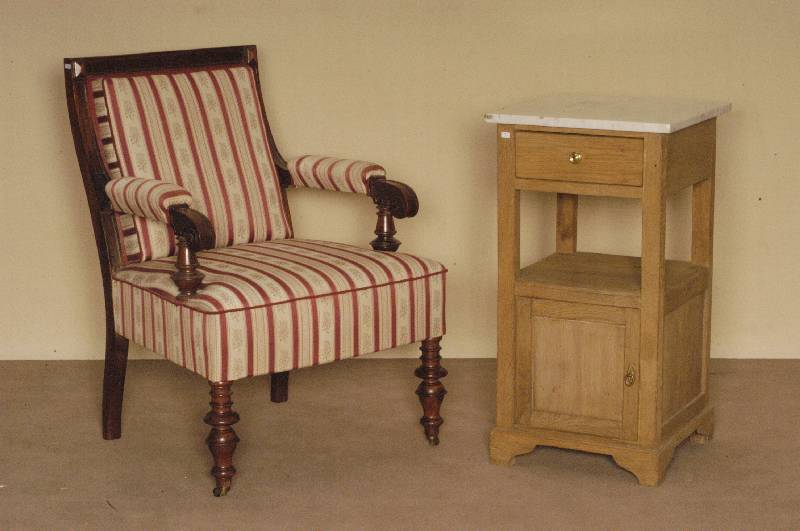 Stuhlsessel, deutsch, um 1880/90, GrÜnderzeit, Korpus Weichholz, Nußbaum massiv, reiche Drechselarbeit, wuchtige LinienfÜhrung, HandlÄufe in ...