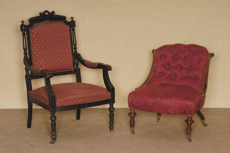 2 Salonsessel, England, um 1880, Buche und Weichholz massiv, reiche Drechselarbeit, RÜcken geheftet und genoppt, weinroter in sich gemusterter ...
