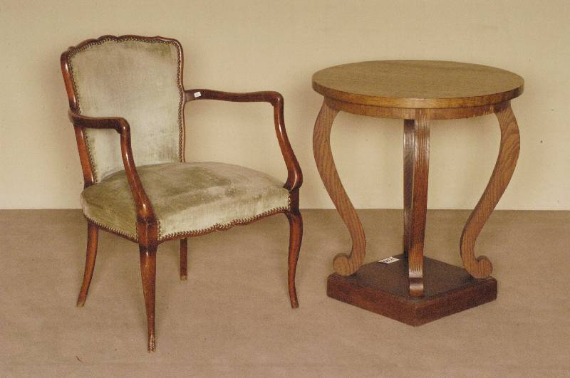 Beistelltisch, deutsch, um 1910, Korpus Weichholz/Hartholz, Eichefurnier z.T. flÄchig verlegt, Beine geschweift, 5-fach gerieft, in Veluten ...