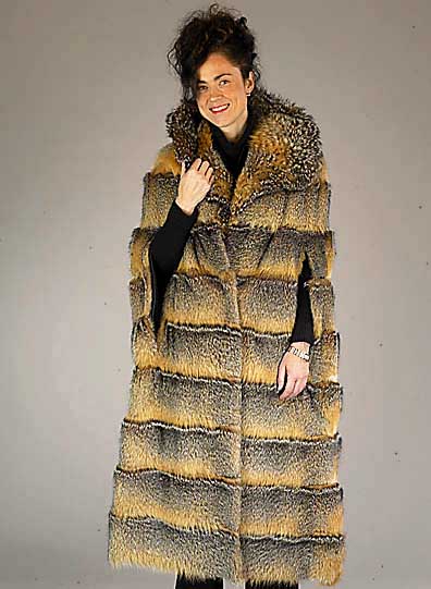 Ausgefallenes Gris-Fuchs-Cape, Gr. ca. 40, Innenlabel: Pelzhaus Ruoff, Reutlingen, quer verarbeitet, Ärmelschlitze mit Reißver- schluß, LÄnge ...