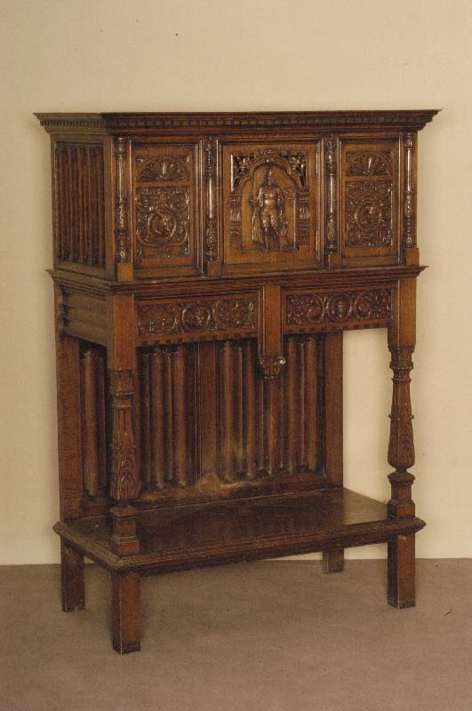 Stollenschrank, um 1870/80, nach dem LÜtticher Vorbild des 17. Jhds., Eiche massiv, Front und Seiten reich geschnitzt, Darstellun g von hÖfischer ...
