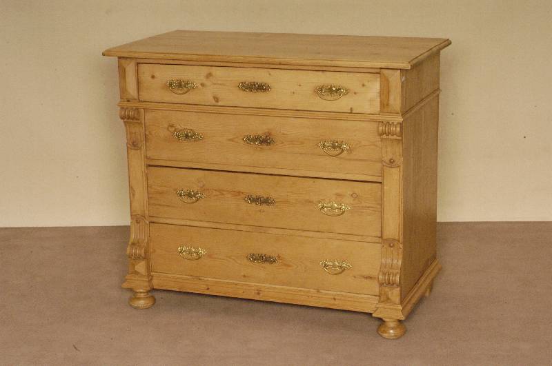Kommode, deutsch, um 1880, GrÜnderzeit, Weichholz massiv, auf KugelfÜßen, 4 Schubladen, BeschlÄge spÄter, gelaugt, geschliffen und gewachst, ...