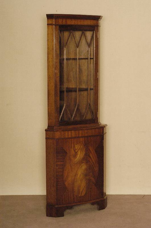 Eckschrank, England, um 1960, Sheratonstil, Mahagoni massiv, Mahagonifurnier, Unterteil 1-tÜrig mit ovalem Furnierbild, Oberteil 1 GlastÜr ...