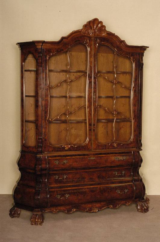 Barockstilvitrine, Holland, um 1960, nach altem Vorbild, Korpus Weichholz/Hartholz, Wurzelnußfurnier, z.T. gespiegelt, schÖnes Furnierbild, ...