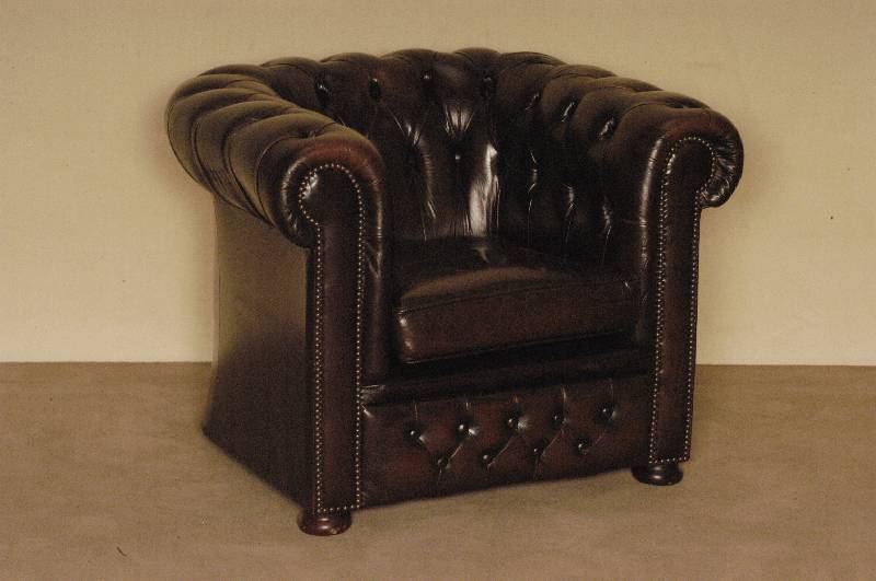Chesterfield-Sessel, wohl England, 50er/60er Jahre, braunes Leder von guter QualitÄt, RÜcken und Seiten genoppt und geheftet, loses Kissen, ...