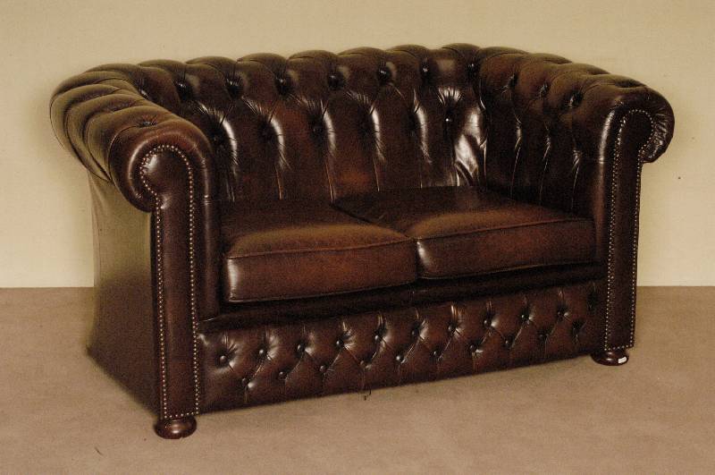 Chesterfield-Sofa, wohl England, 50er/60er Jahre, braunes Leder von guter QualitÄt, RÜcken und Seiten genoppt und geheftet, lose Kissen, ...
