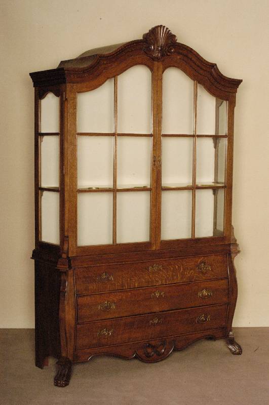 Prahlhans, Holland, um 1910, Korpus z.T. Weichholz, Eiche massiv, Eichefurnier, auf TatzenfÜßen, 3 Schubladen, in sich gebogen, abgeschrÄgte ...