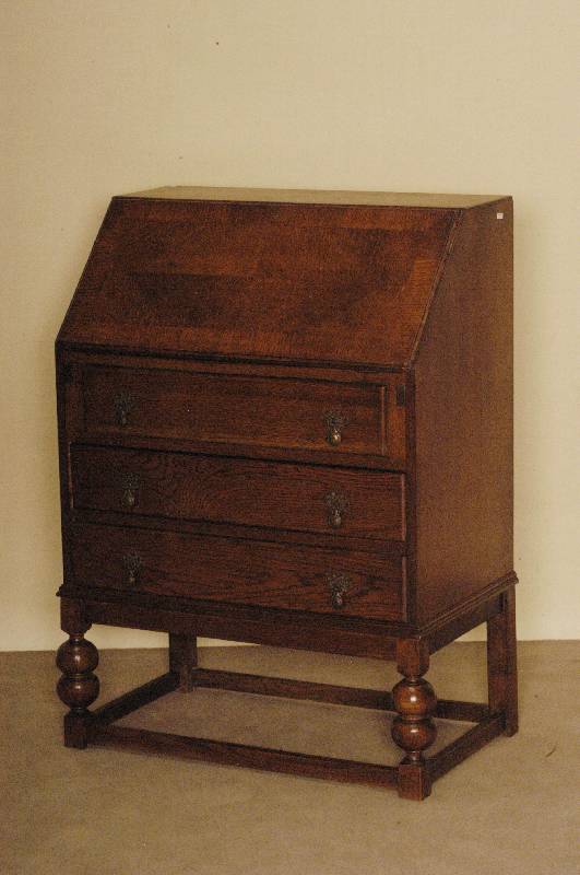 SchrÄgklappensekretÄr, England, um 1910, Korpus Weichholz, Eichefurnier, Fußgestell gedrechselte SÄulen, verstrebt, 3 Schubladen, BeschlÄge ...