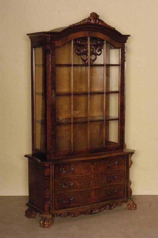 Vitrine, Italien, um 1960, Barockstil, Korpus Buche, Nußbaum- bzw. Wurzelnußfurnier, auf TatzenfÜßen, Fußleiste geschnitzt, 3 gebogene ...