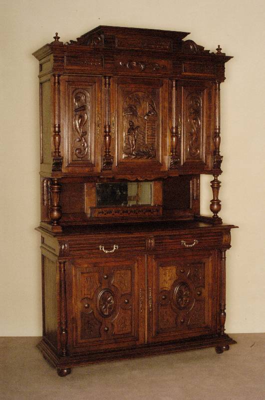 Aufsatzbuffet, Frankreich, um 1880, Korpus Weichholz/Hartholz, z.T. Eichefurnier, unten 2 TÜren mit aufgesetzten Medaillonzierteilen, Lisenen mit ...