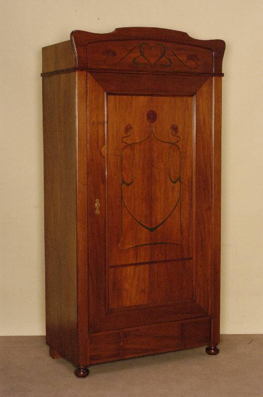Schrank, deutsch, um 1900, Jugendstil, Korpus Weichholz, Nußbaumfurnier, auf KugelfÜßen, 1-tÜrig, FÜllungen und Oberhalt mit ...