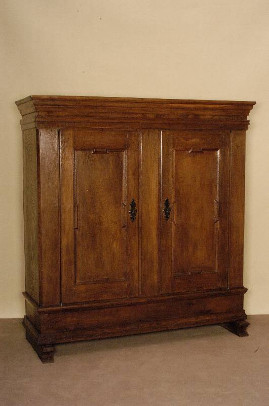 Schrank, deutsch/wohl Westfalen, um 1780, Eiche massiv, Fußleiste und Kufen wohl spÄter, 2 TÜren, FÜllungen mit Leistenverzierungen, in der ...