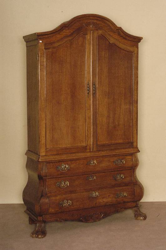 Kabinettschrank, Holland, um 1960, Eiche massiv, z.T. furniert, auf TatzenfÜßen, geschweifte Fußleiste mit aufgesetzten Schnitzereien, ...
