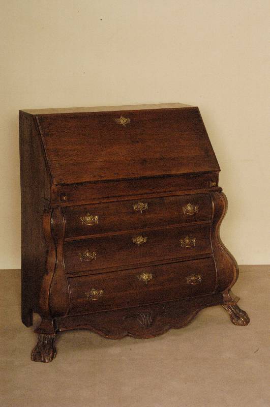 SekretÄr, Holland, um 1780, Barock, Eiche massiv, KlauenfÜße, horizontal gebogene Schubladen und SchrÄgklappe, Innenleben mit vielen ...