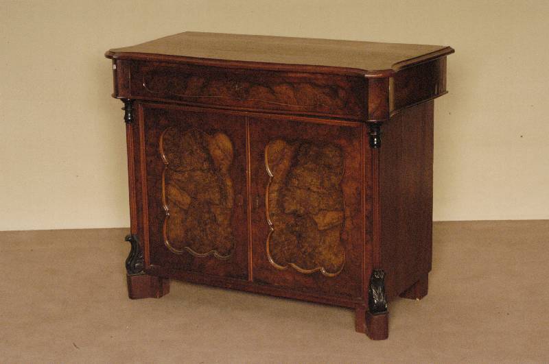 Halbschrank, deutsch, um 1870, Louis-Philippe, Korpus Weichholz, Nußbaumfurnier, Inlets mit schÖn gemasertem Wurzelfurnier, BrezelfÜllungen, ...