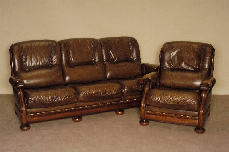 Ledergarnitur, deutsch, bestehend aus Sofa und 2 Sesseln, Gestell Eiche massiv, auf KugelfÜßen, gebogene Armlehne, brÄunlicher Rindslederbezug, ...