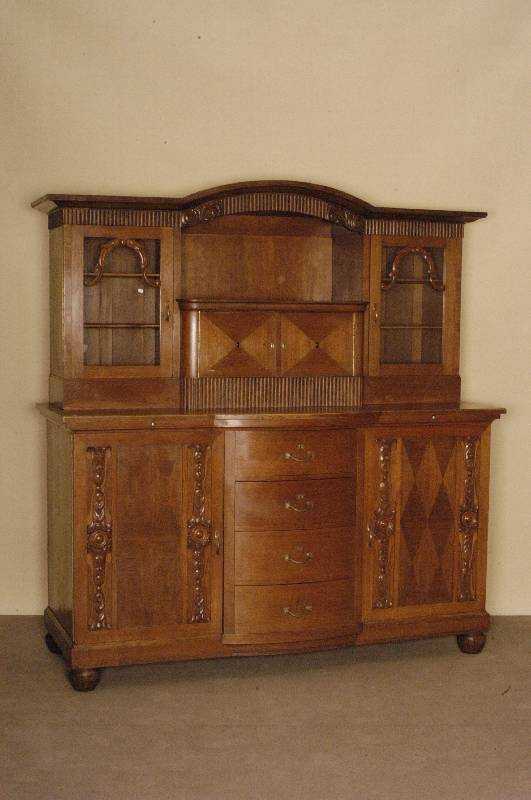Buffetschrank, deutsch, um 1910, Eiche massiv, Eichefurnier, zweitÜriges Unterteil, vier geschwungene SchÜbe mittig angeordnet, TÜrinlets mit ...