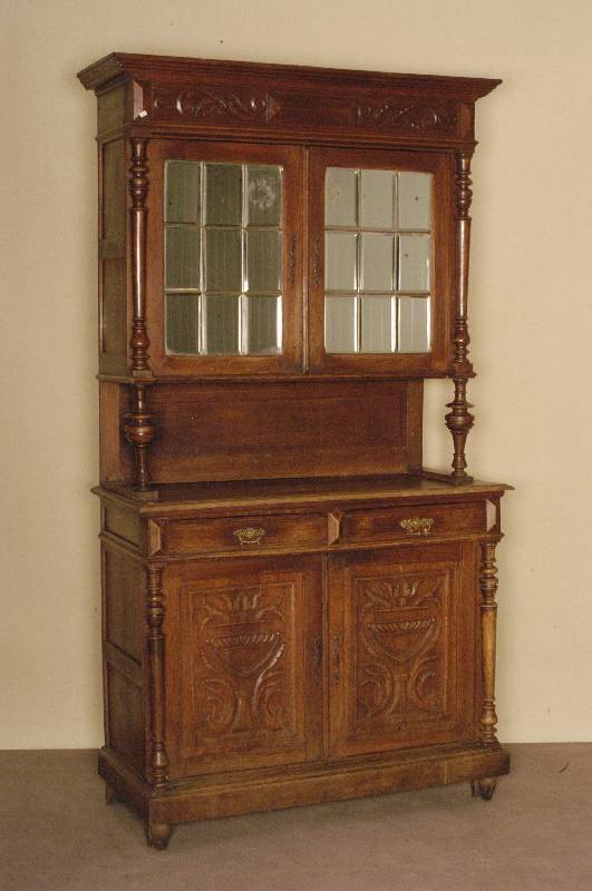 Buffetschrank, Belgien, um 1910, Eiche massiv, zweitÜriges Unterteil, TÜrinlets mit floraler Schnitzerei, seitlich gedrechselte SÄulen, zwei ...
