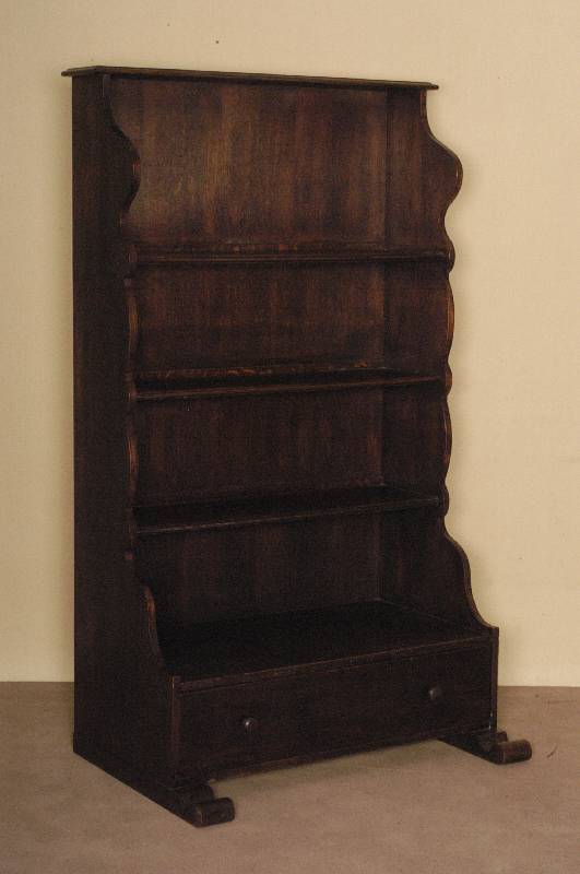BÜcherregal, deutsch, um 1930, Eiche massiv, Eichefurnier, dunkel gebeizt, 4 Stauebenen, Sockelgeschoß mit einem Schub, auf Kufenbeinen ...
