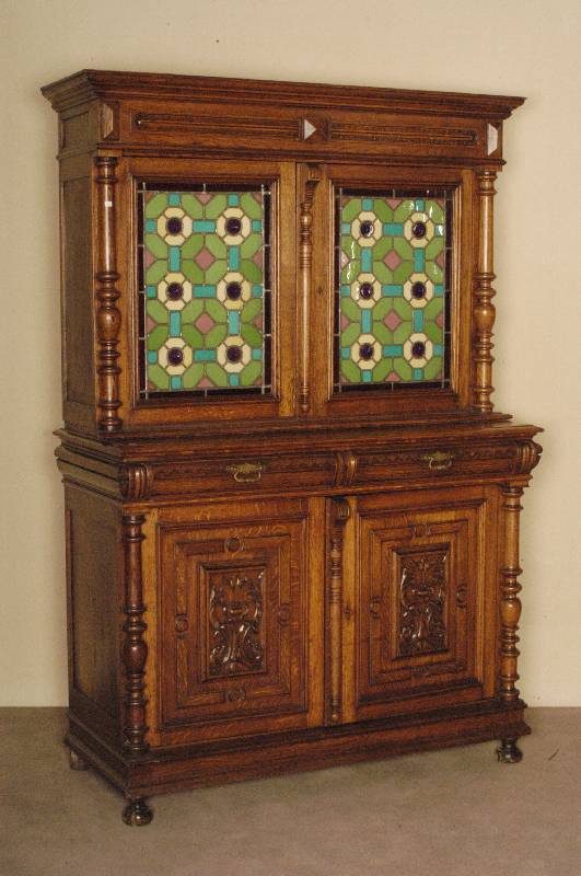 Buffetschrank, Belgien, um 1880, Eiche massiv, Unterteil mit zwei TÜren, aufgesetzte Winkelmuster, TÜrinlets mit floraler Schnitzerei, zwei ...