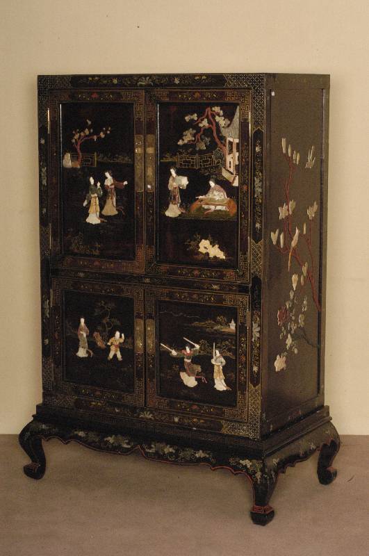 kleiner Schrank, Japan, aus altem Holz gefertigt, StilmÖbel, schwarz gelackt, 2 StaufÄcher, viertÜrige Aufteilung, TÜrinlets mit aufwendiger ...