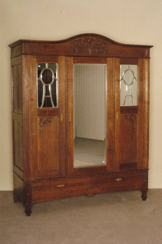 Kleiderschrank, deutsch, um 1920, Eiche und Weichholz massiv, Jugendstil, dreitÜriges MÖbel, MitteltÜr mit großem facettiertem Spiegelglas, ...