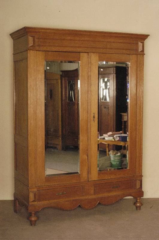 Kleiderschrank, deutsch, um 1900, Eiche und Weichholz massiv, zweitÜriges MÖbel mit facettiertem Spiegelglas, Kopfteil gerader Abschluß mit ...