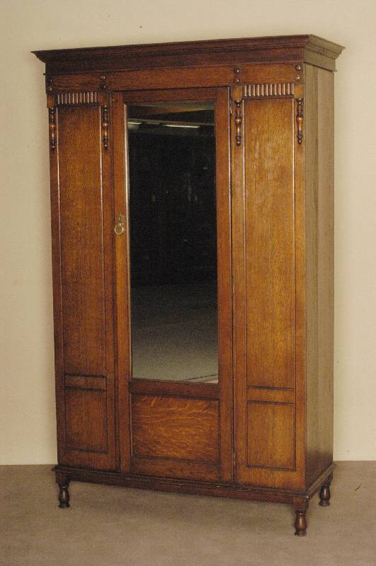 Kleider- bzw. Vielzweckschrank, England, um 1920/30, z.T. im spÄtviktorianischen Stil, Eiche massiv und Sperrholz, eintÜrig, Seiten blind, ...