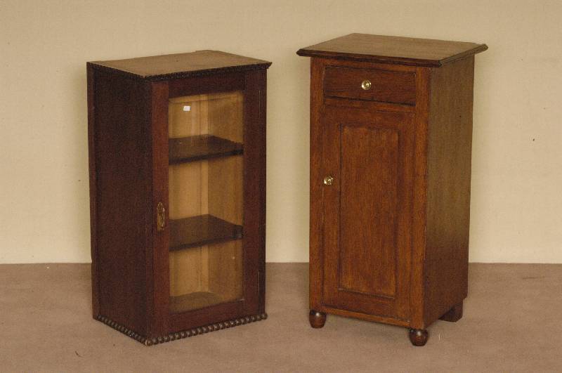 Paar WandschrÄnkchen, deutsch, um 1920, Eiche massiv, eintÜrig mit facettiertem Glas, Kopf und Sockel mit umlaufenden Zierleisten, innen zwei ...