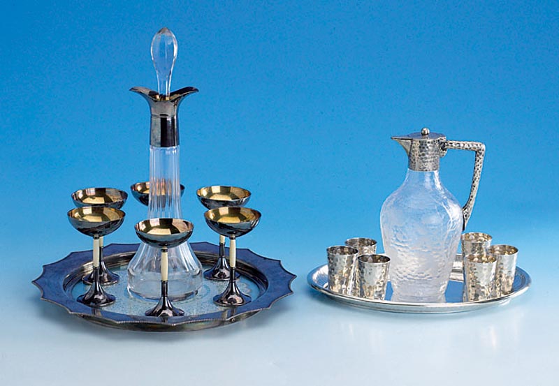 8-teil. Set: W. Binder SchwÄbisch-GmÜnd, um 1902/04, 800er Silber, Hammerschlagver- zierung, Österr. Einfuhrpunze, GlaskÖrper in die Form ...