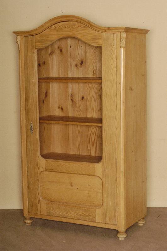 WÄsche- bzw. Vitrinenschrank, mitteldeutsch, um 1860, Kiefer und Zierbelkiefer, ausgewogenes Holz, Ecken abgeflacht, aufgesetzte Schnitzereien, ...
